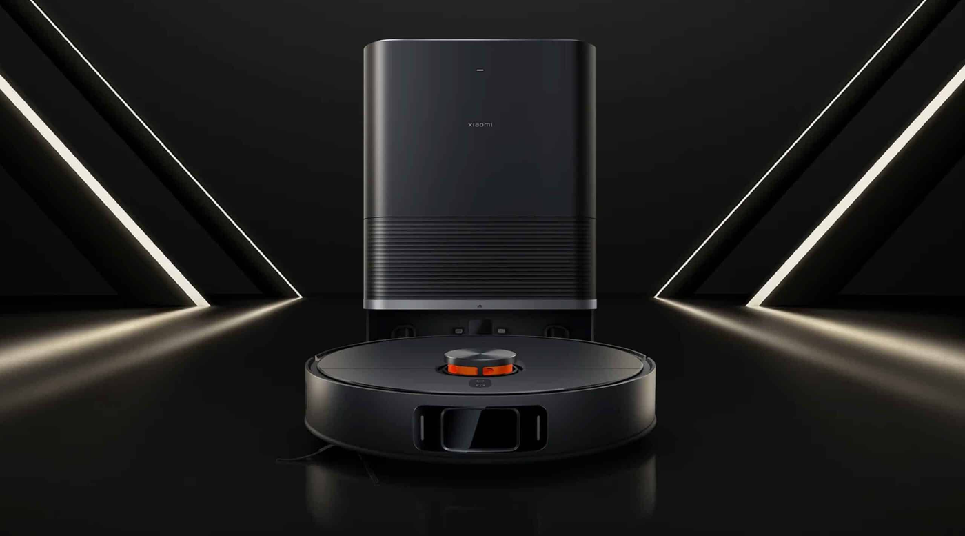 Aspirateur robot Xiaomi Robot Vacuum X20 Max noir mat posé devant sa station de vidage et de lavage tout-en-un haute, sur fond sombre avec bandes lumineuses futuristes. Le robot arbore un capteur laser LiDAR surélevé avec des accents orange.