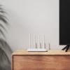 Xiaomi Mi Router 4A Gigabit Édition Blanc sur une table Xiaomi Mi Router 4A Gigabit Édition Blanc sur une table
