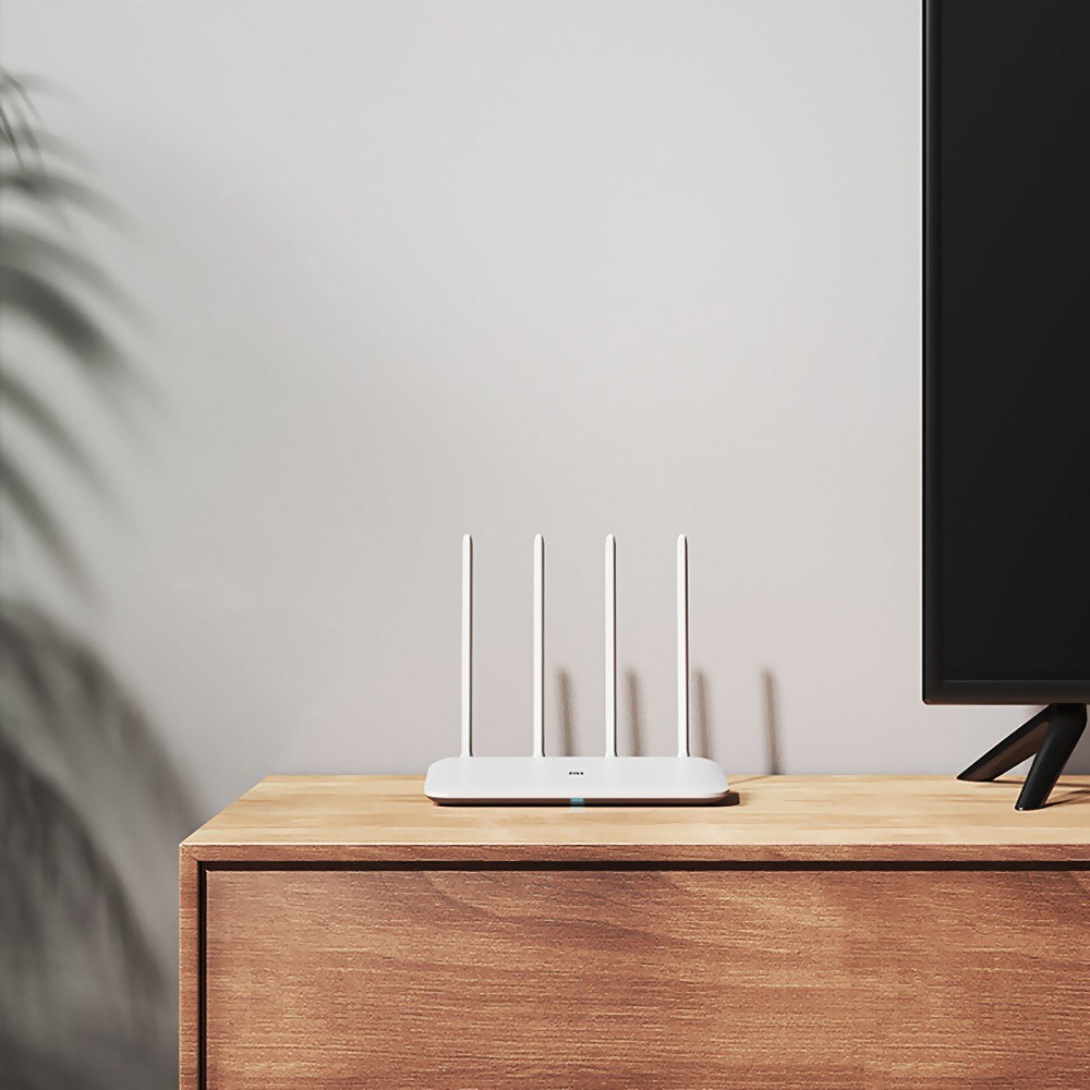 Xiaomi Mi Router 4A Gigabit Édition Blanc sur une table Xiaomi Mi Router 4A Gigabit Édition Blanc sur une table