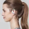 Xiaomi Mi Sports Bluetooth Earphones Blanc sur les oreilles
